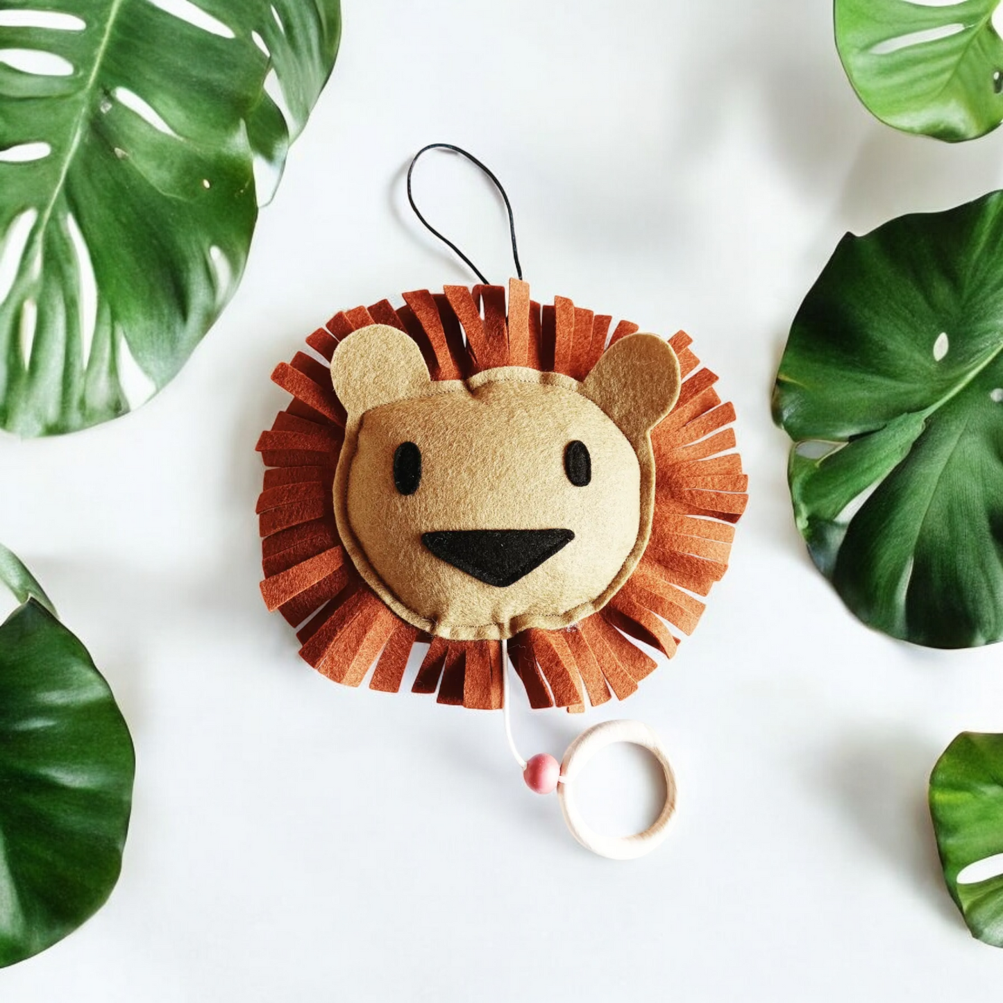 Een stoere muziekdoos leeuw van vilt voor in de babykamer, keuze uit meerdere melodieën