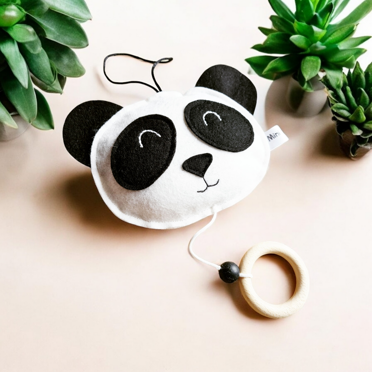 Decoreer de kamer van jouw mini met deze leuke muziekdoos panda van vilt