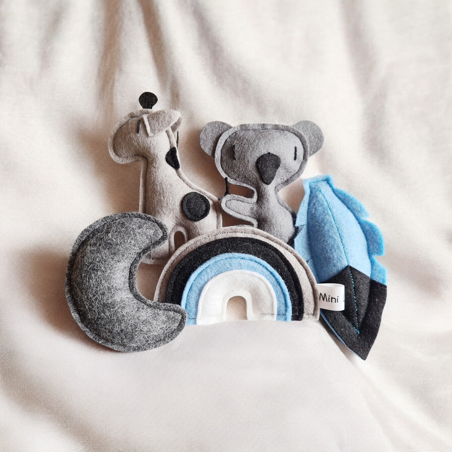 Muziekmobiel vilt blauw en grijs, mega stoer voor jouw mini in de babykamer