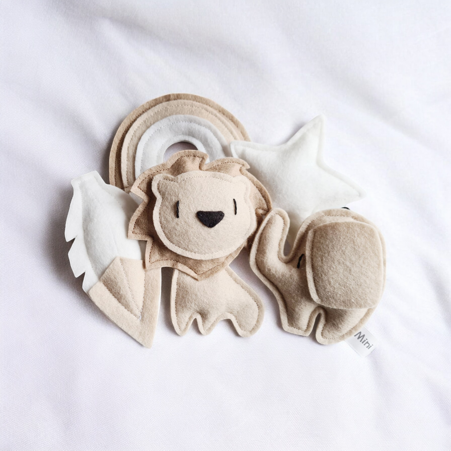 Muziekmobiel vilt met leeuw en zachte tinten voor in de babykamer