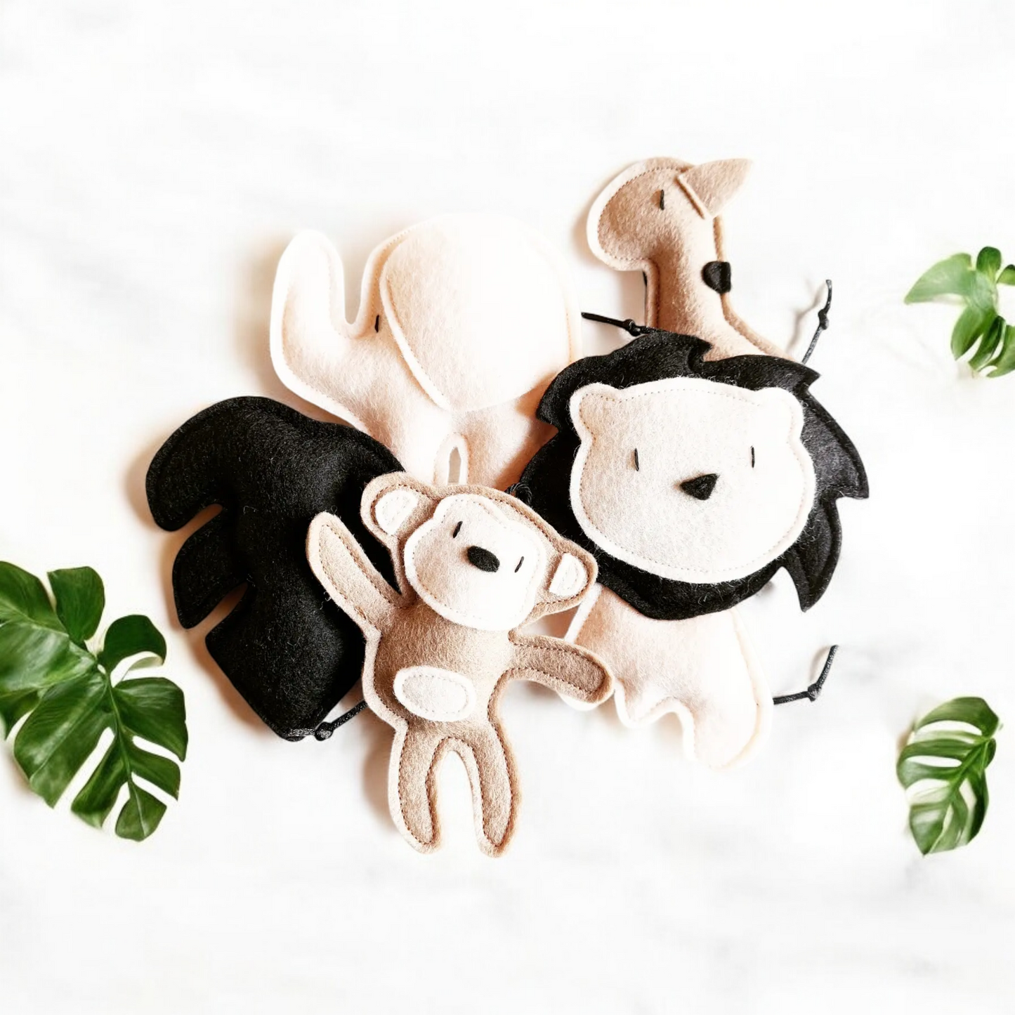 Muziekmobiel vilt met jungle dieren in basiskleuren blush, lichtbruin en zwart