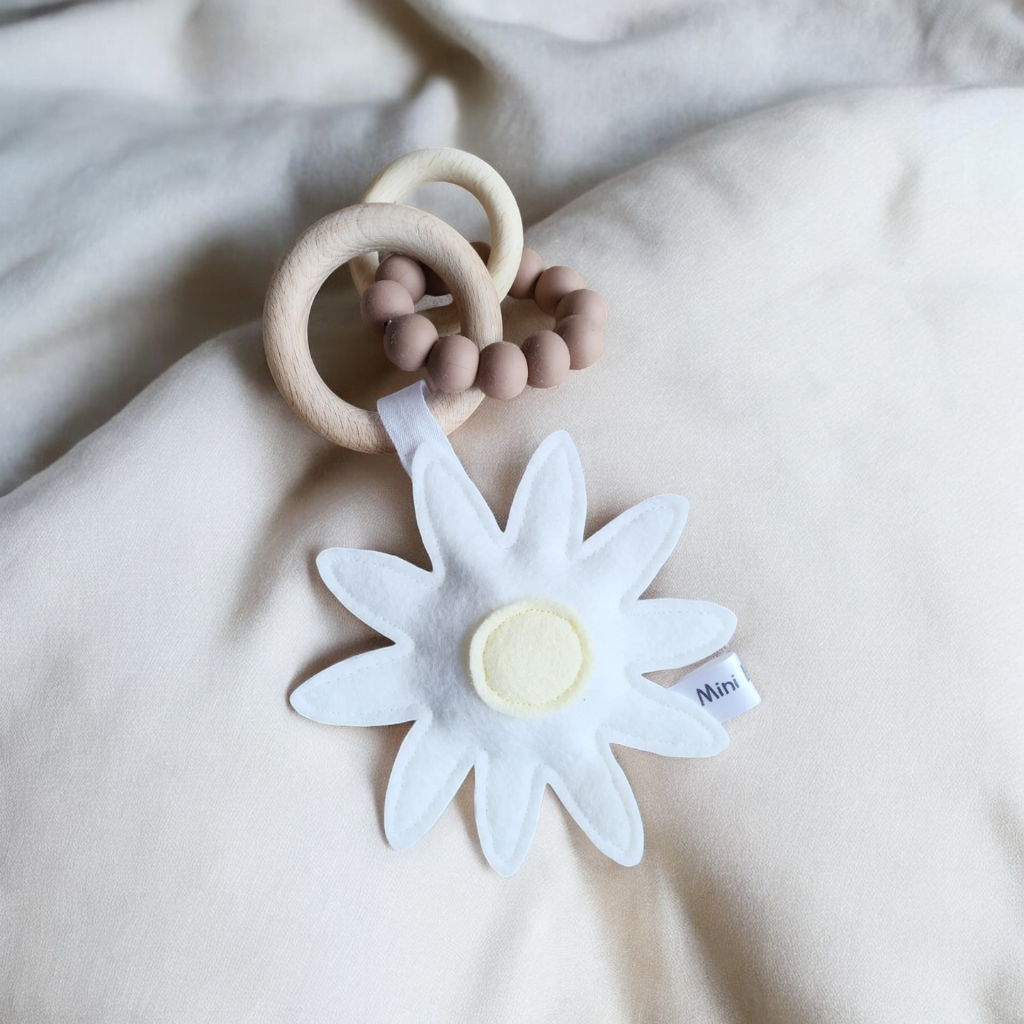 Rammelaar vilt als ideale babymusthave: voor doorkomende tandjes en om mee te spelen