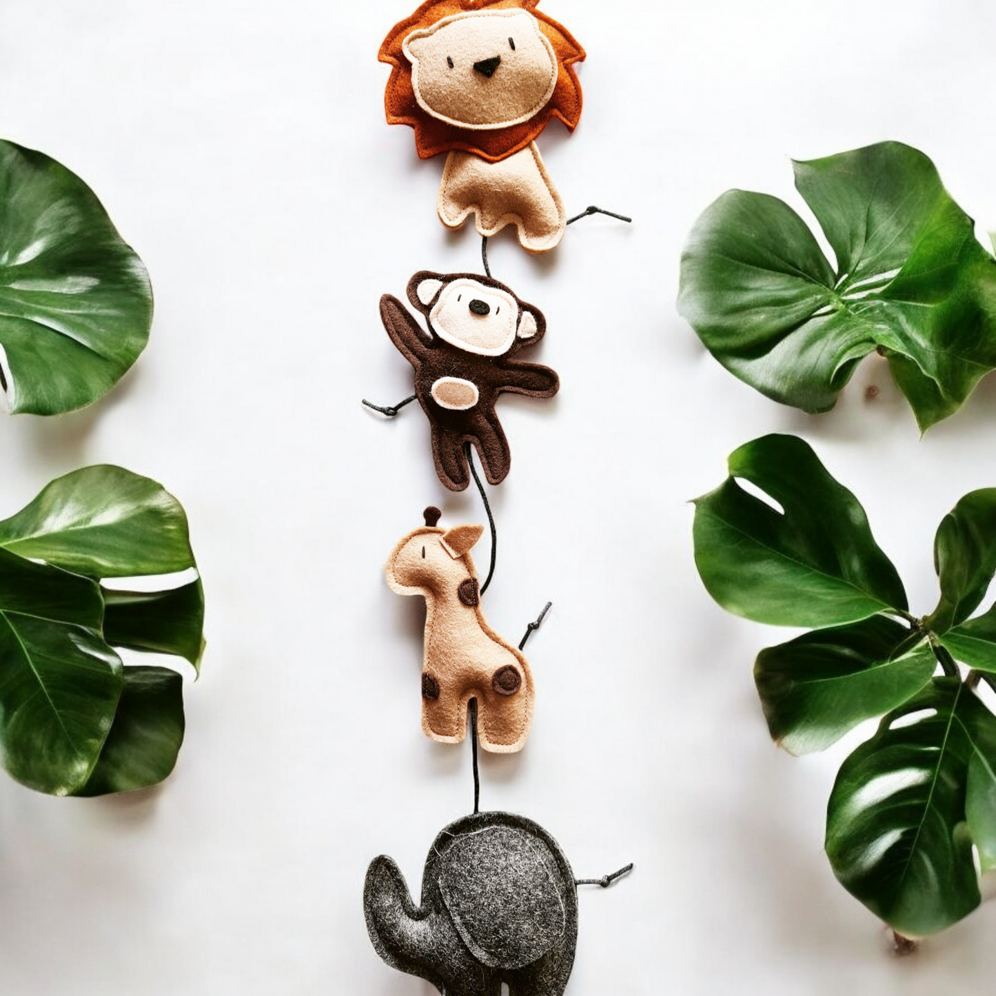 Slinger van vilt met jungle dieren