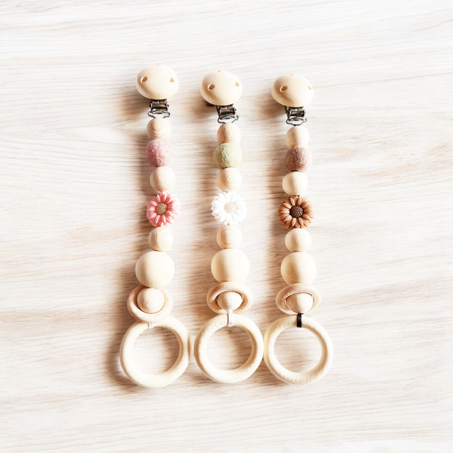Maak de look van jouw kinderwagen af met deze lieve wagenhanger met madeliefjes en stel deze zelf samen