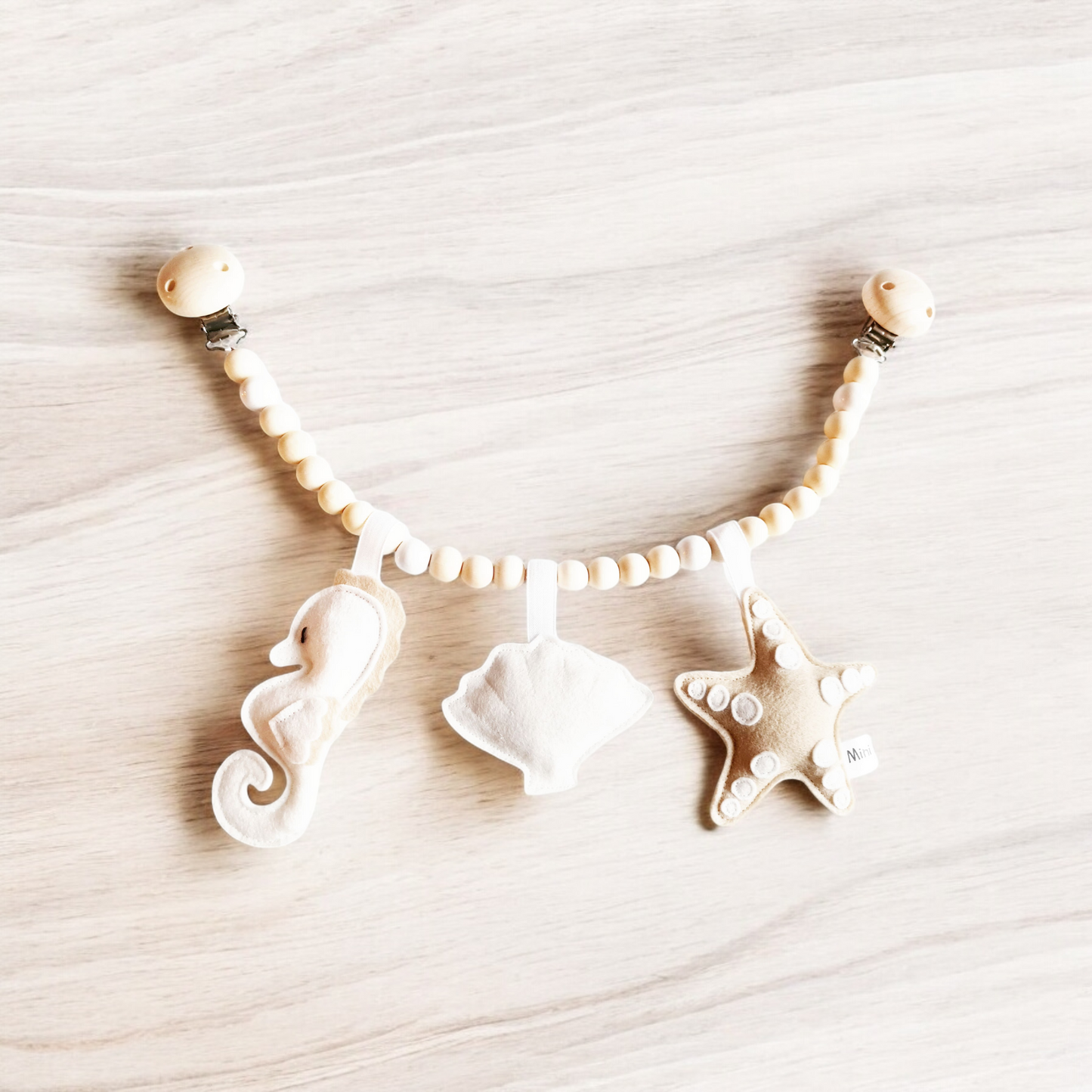 Creeer een strandlook met deze wagenspanner van vilt met strandfiguren