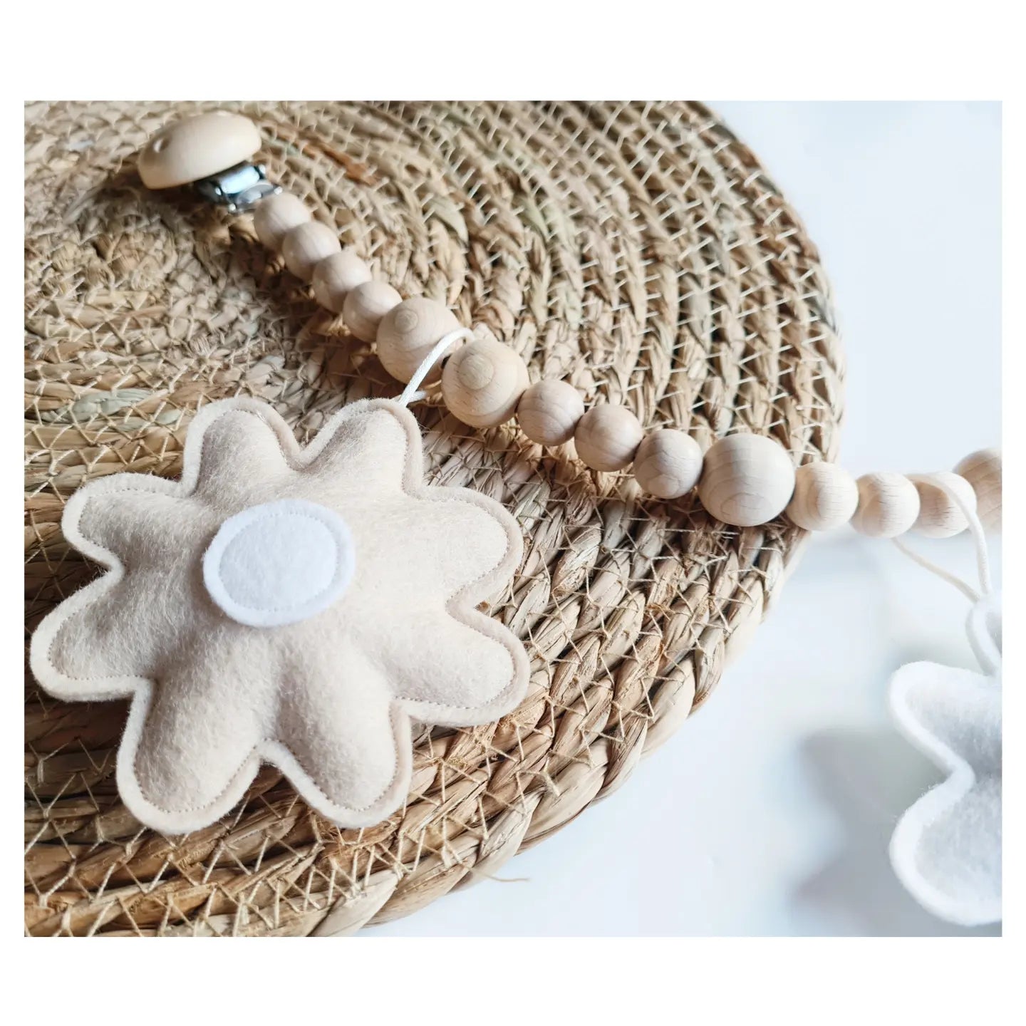 Maak de look van jouw kinderwagen af met deze wagenspanner van vilt daisy