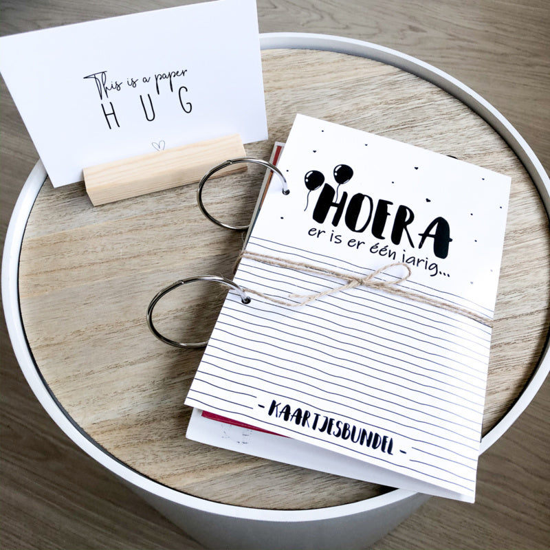 Bewaar alle verjaardagskaarten in deze stoere bewaarbundel