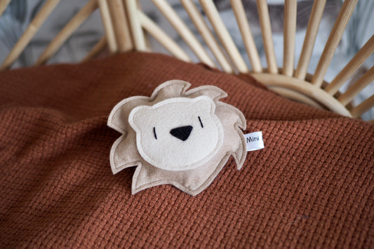 Super lief deze knuffel leeuw van vilt, ideaal voor jouw mini
