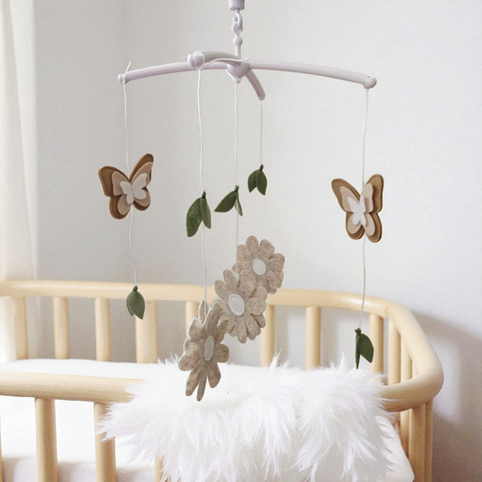 Maak de babykamer compleet met deze muziekmobiel van vilt met vlinders en madeliefjes!